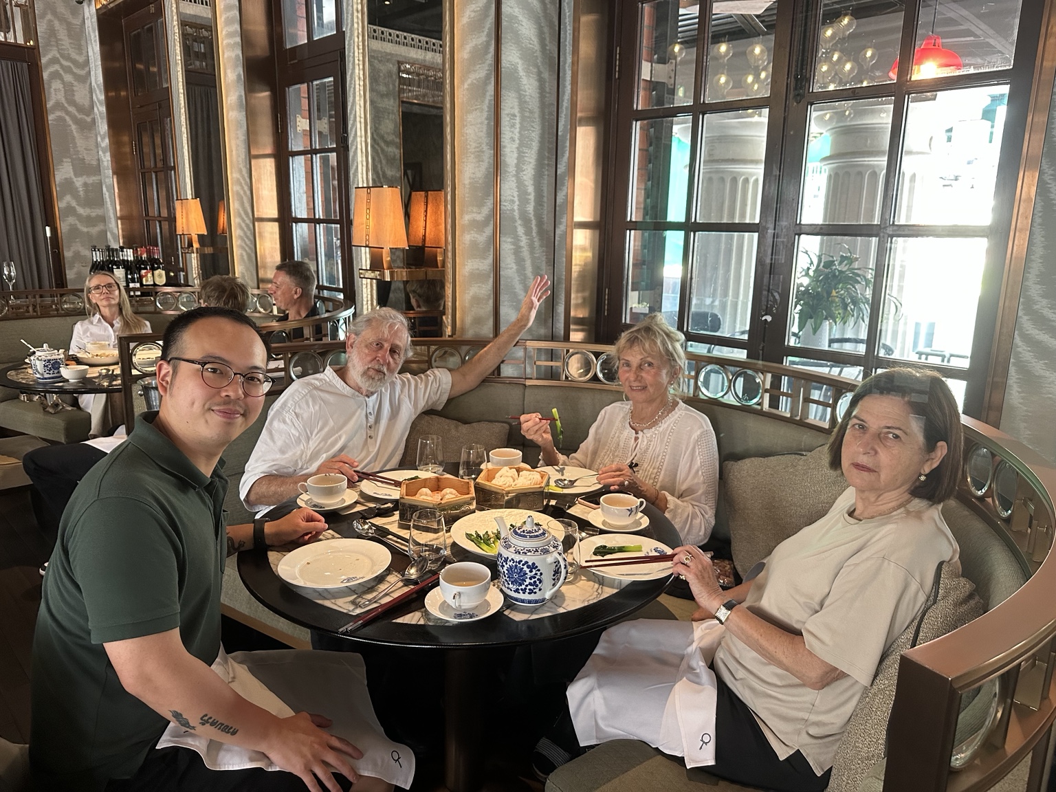 Giacomo con viaggiatori a pranzo