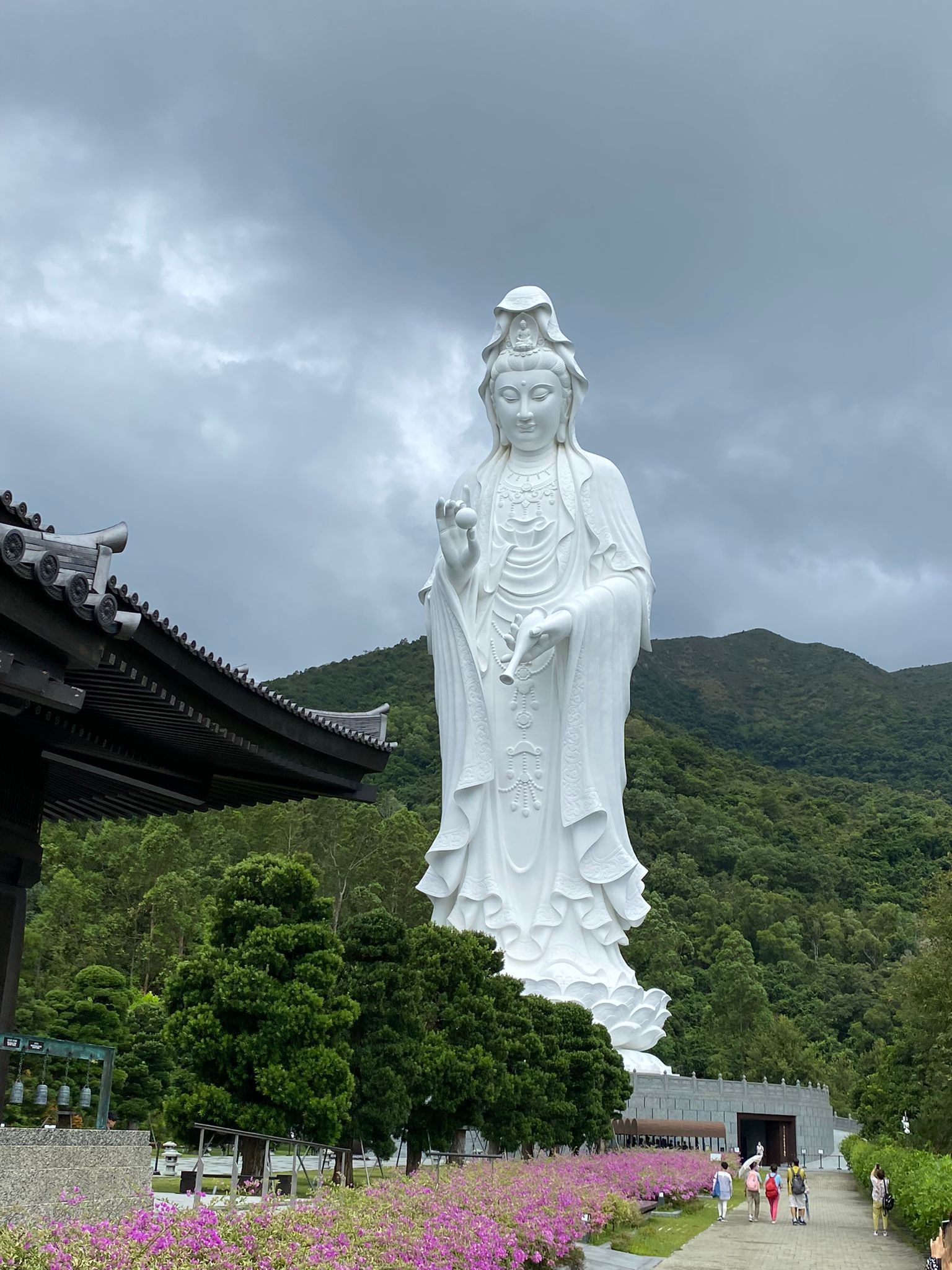 Statua bianca a Hong Kong