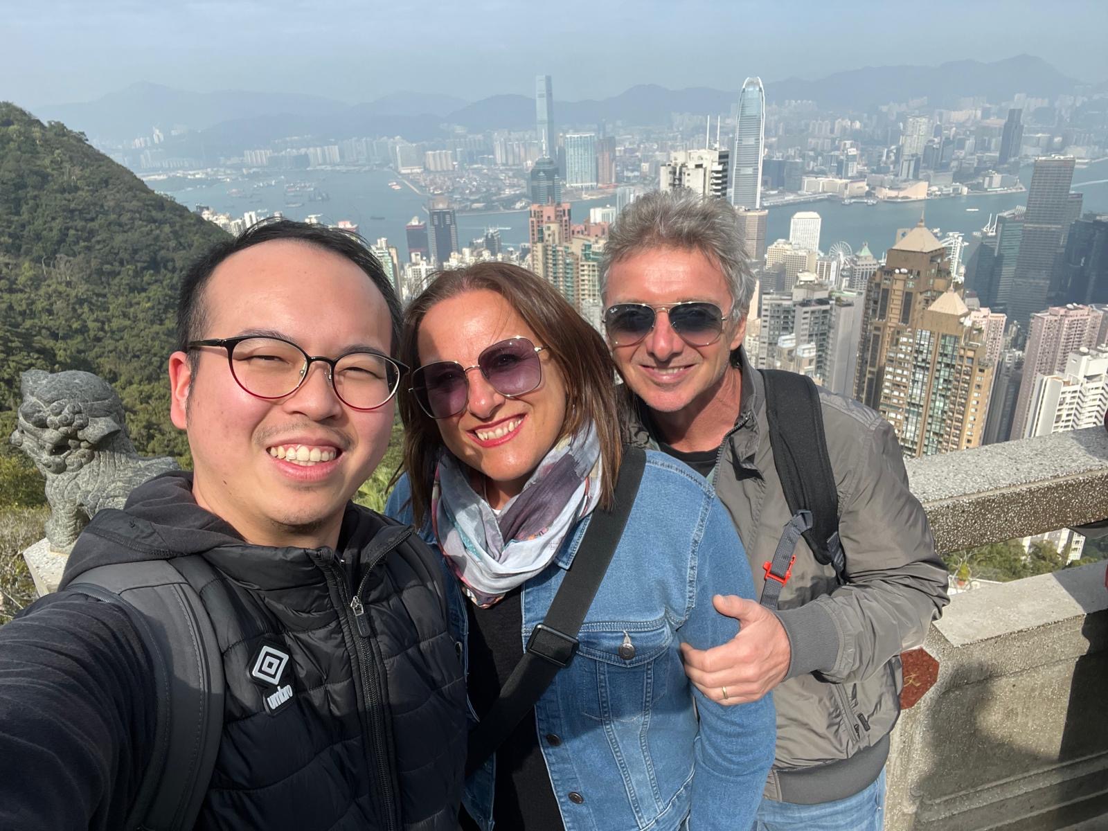 Giacomo con viaggiatori a Hong Kong